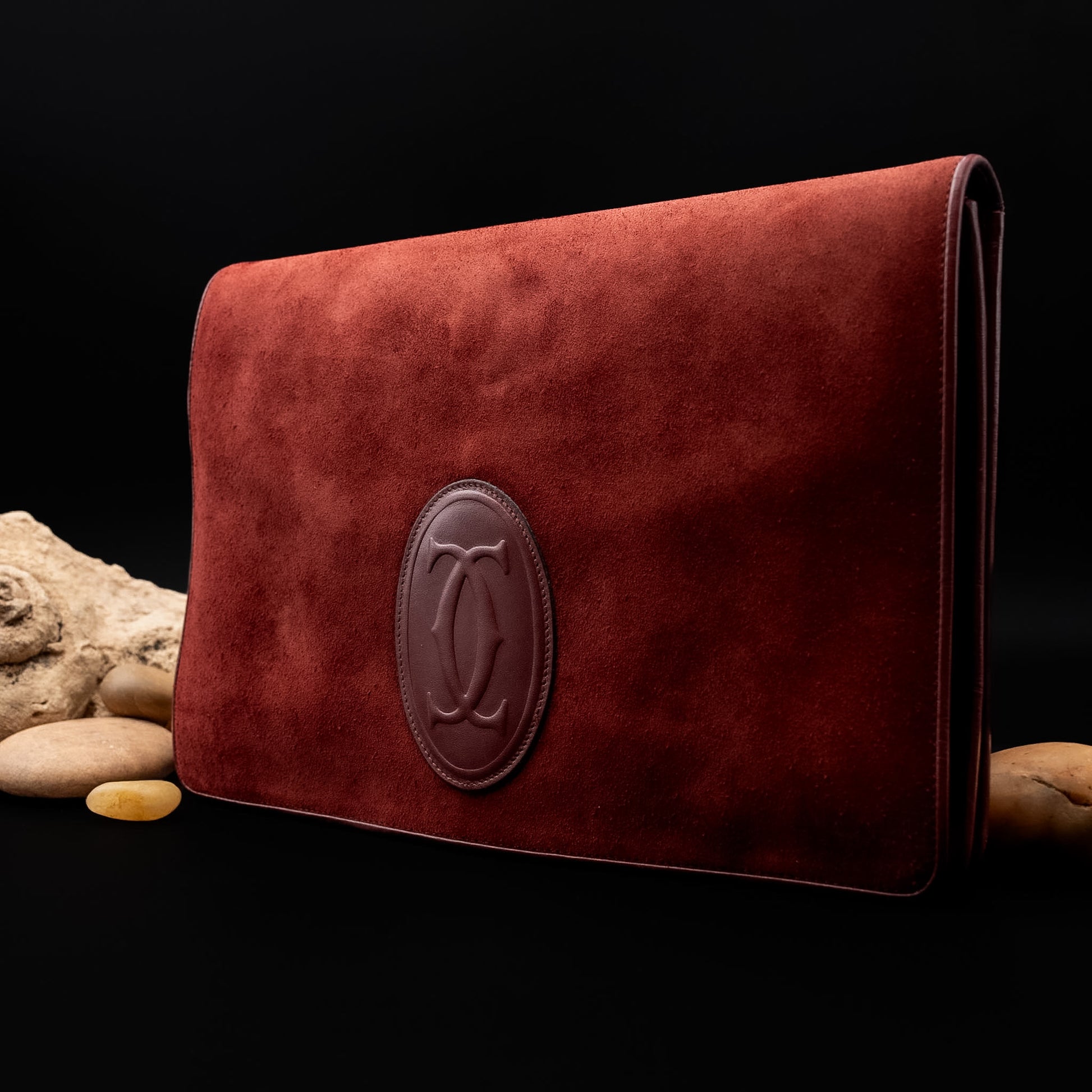 حقيبة كلاتش من كارتييه "ماست دو كارتييه" بالجلد والمخمل باللون العنابي من سبعينيات القرن الماضي