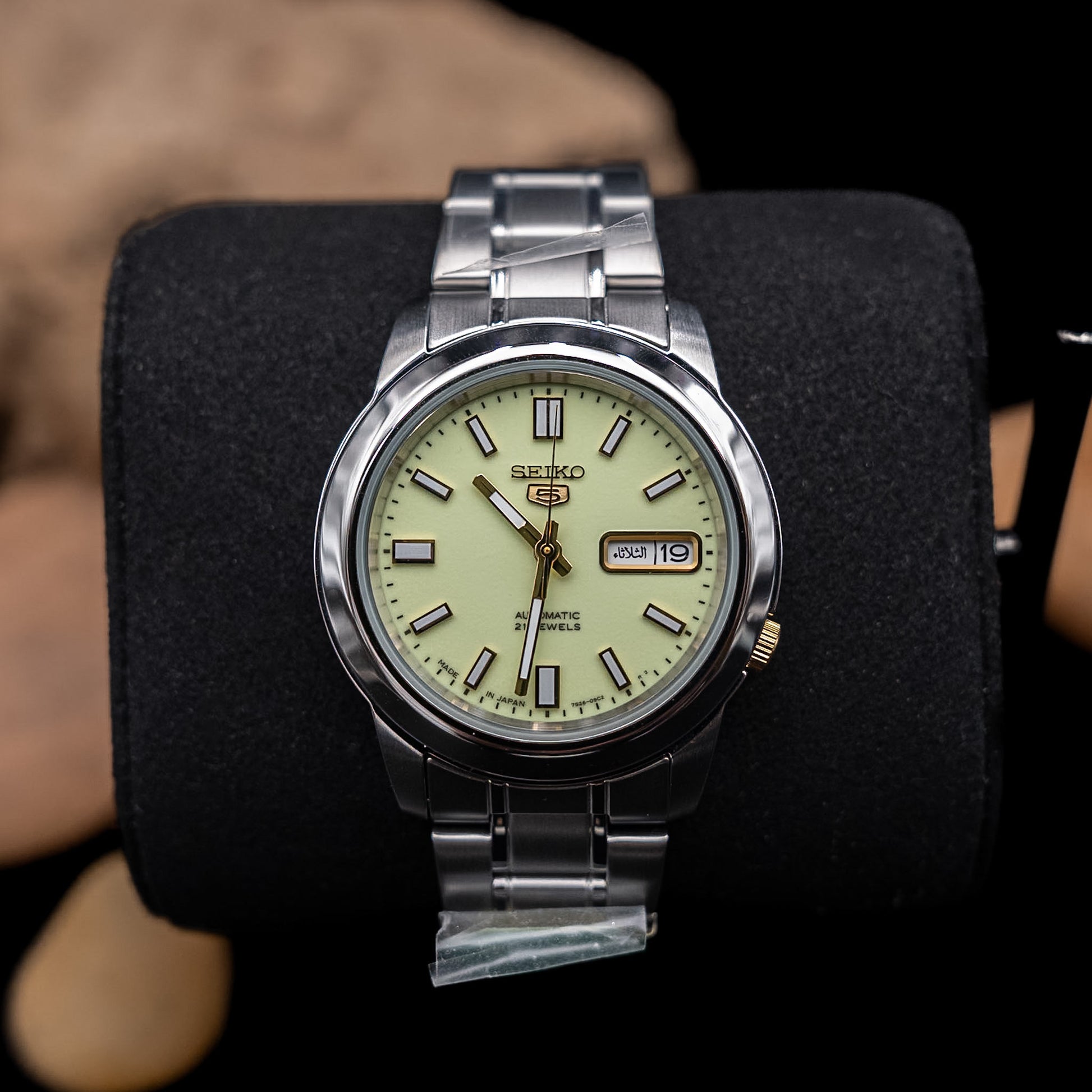 ساعة سيكو ٥ أوتوماتيكية بمينا لوميبرايت وتقويم عربي