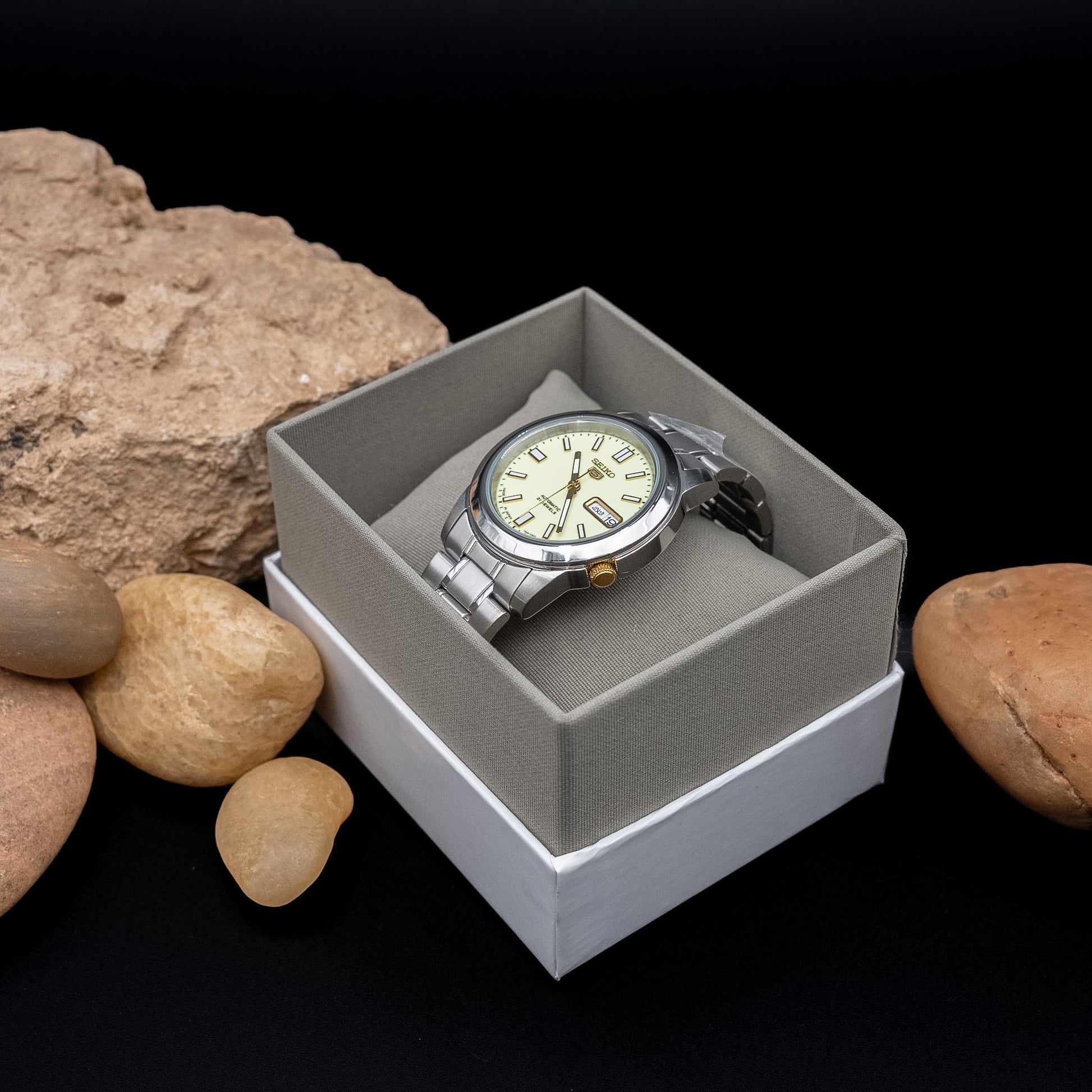 ساعة سيكو ٥ أوتوماتيكية بمينا لوميبرايت وتقويم عربي