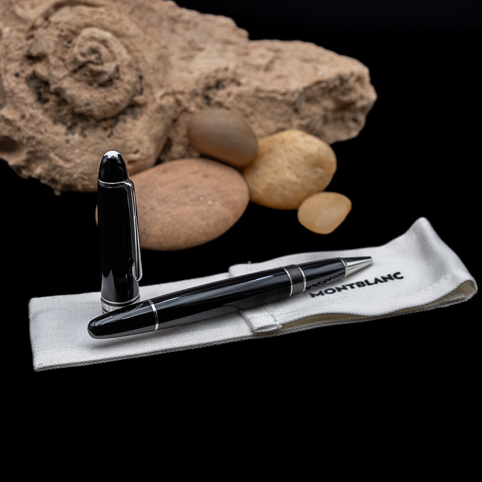 قلم حبر جاف مون بلان مايستروستوك ليجراند ١٦٢ مطلي بالبلاتين